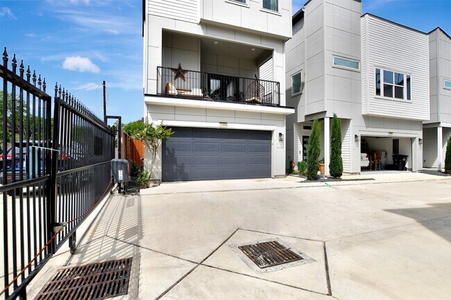 Building Photo - 1106 Paul Quinn St