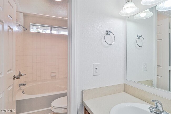 Building Photo - 4413 Live Oak Dr
