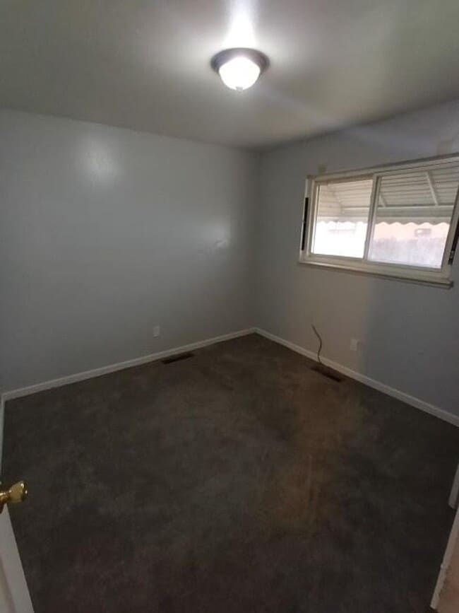Building Photo - Cozy 2 bedroom 1 bathroom brick ranch