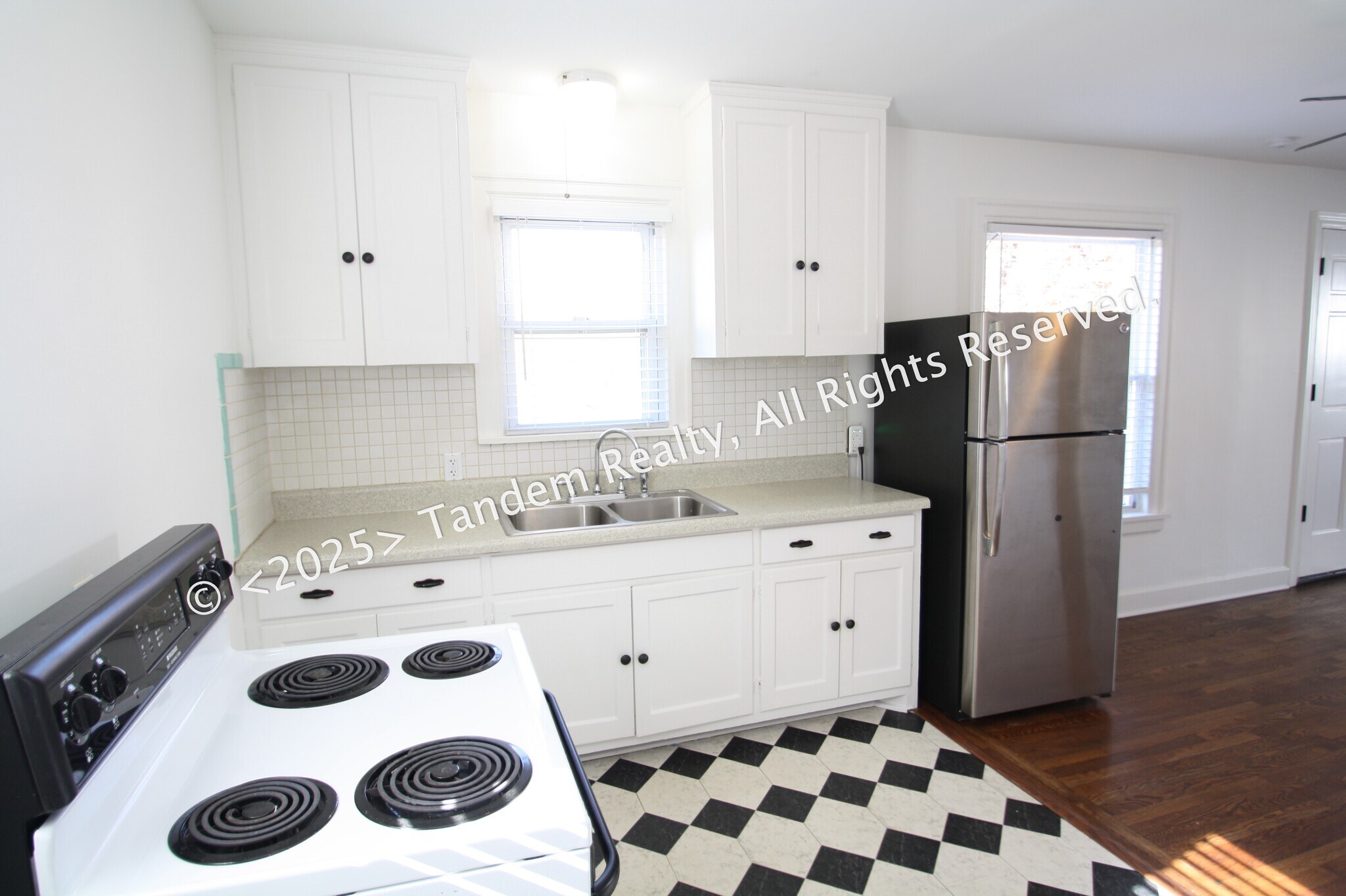 Building Photo - 720 Powers Ave