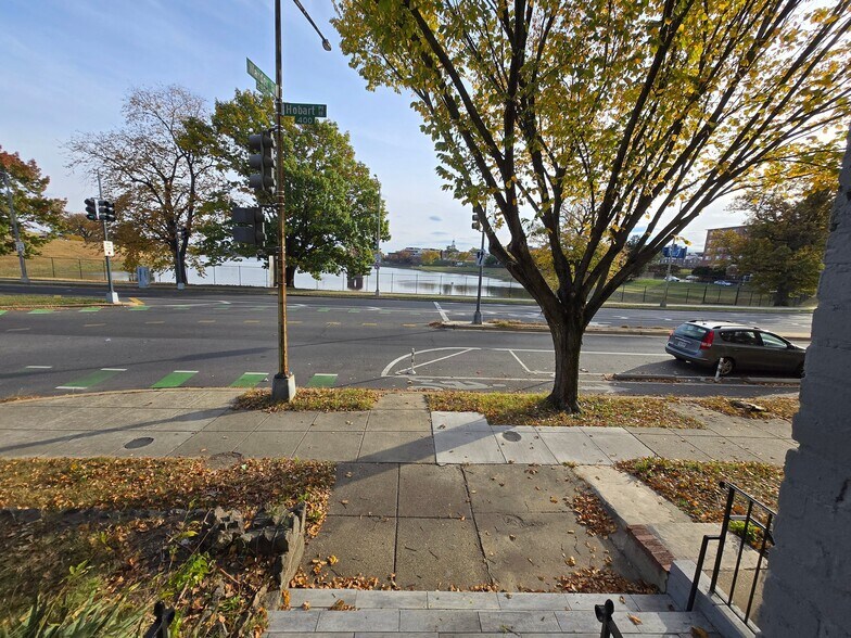 Building Photo - 411 Hobart Pl NW
