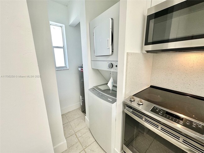 Building Photo - 8051 S Colony Cir