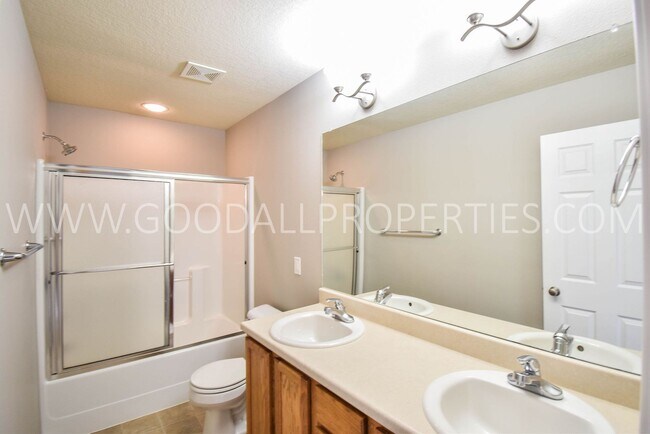 Building Photo - 3 Bedroom 2 Bath Townhome end unit in Glenn Village!!!