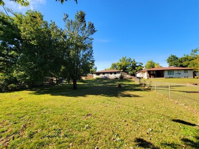 Building Photo - 712 Arthur Dr
