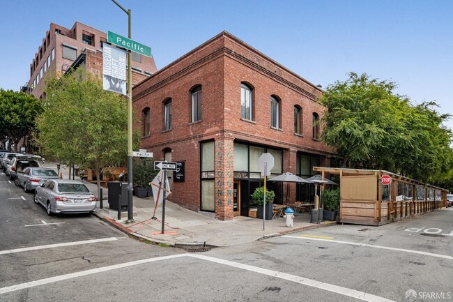Building Photo - 733 Front St