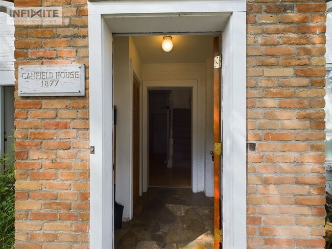 Building Photo - 3 bedroom - Water, Sewer, Gas and Electric...