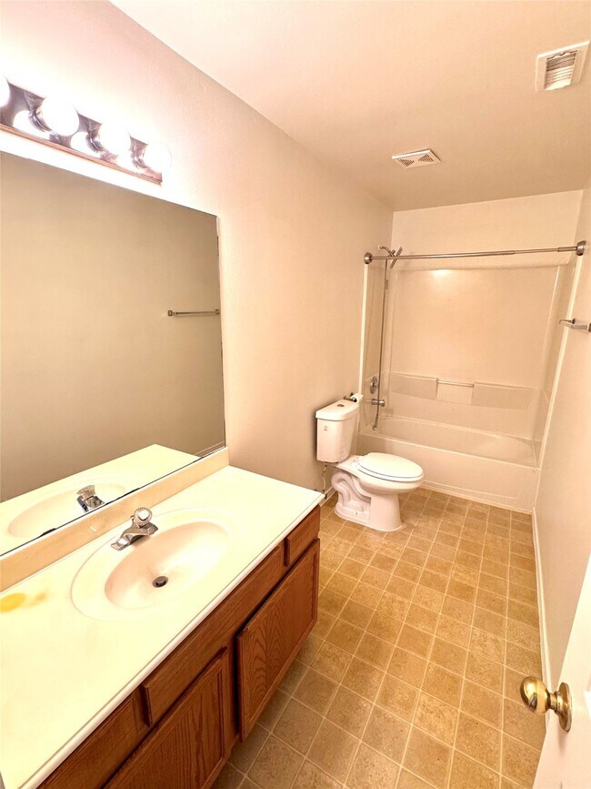 Building Photo - 8225 Gladstone St