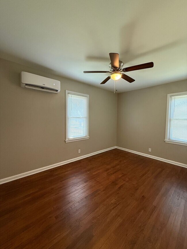Building Photo - 3 Bedroom 2 Bath - Brook Village