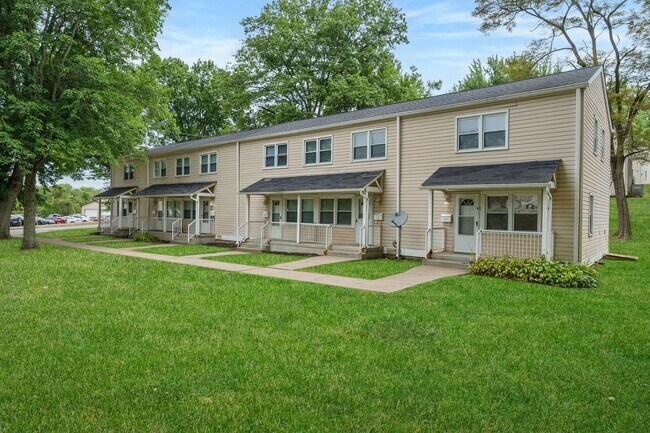 Building Photo - 3 Bedroom Townhouse in Midland, PA!! Apply...
