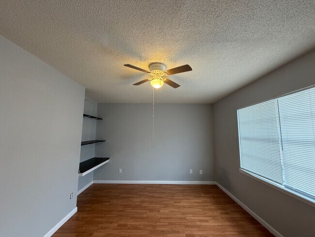 Building Photo - Spacious 3 Bedroom Townhome in Oak Park