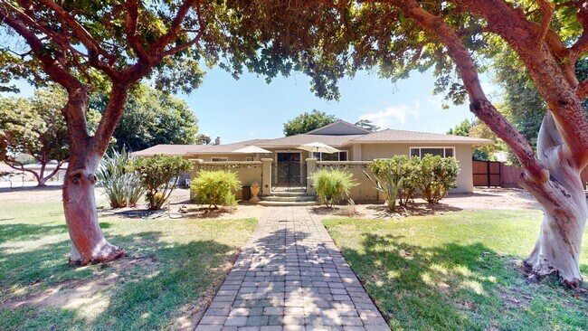 Building Photo - 1745 W San Madele Ave