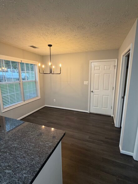 Breakfast room - 387 Ayelsbury Ct
