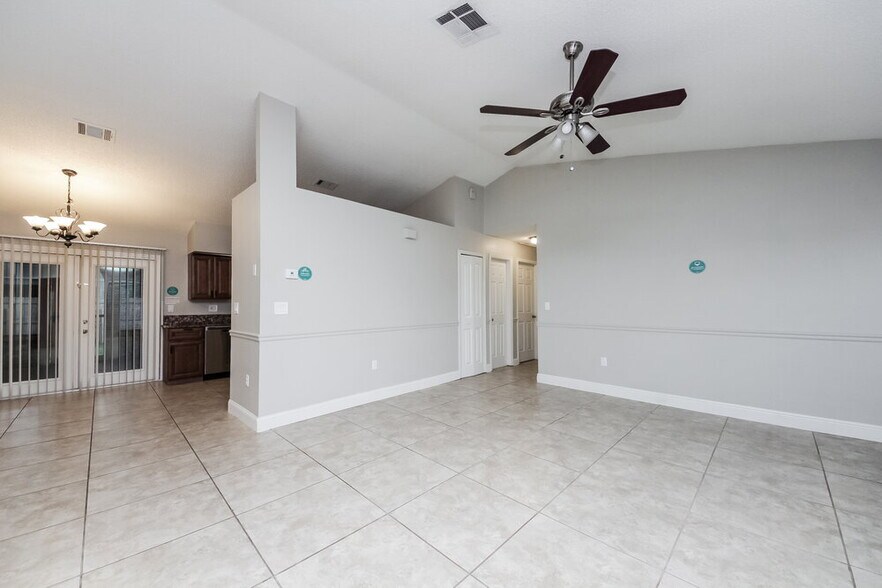 Building Photo - 310 Medina Ct