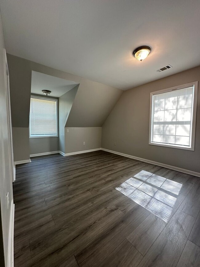 Building Photo - Large 4 bedroom home near Campus- Pre Lease for August 1st 2026