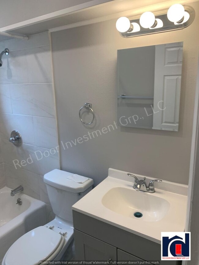 Building Photo - 2 Bedroom 1.5 Bath in the Heart of Downtow...