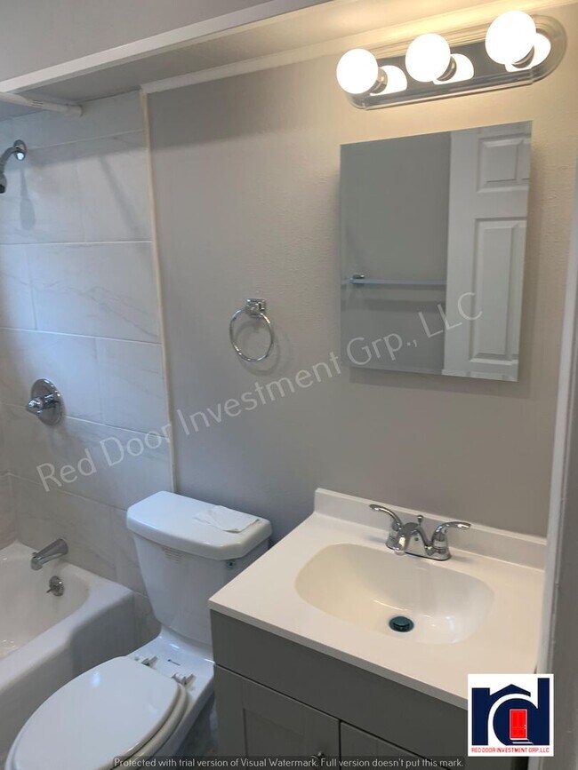 Building Photo - 2 Bedroom 1.5 Bath in the Heart of Downtown Deland~Available Now~