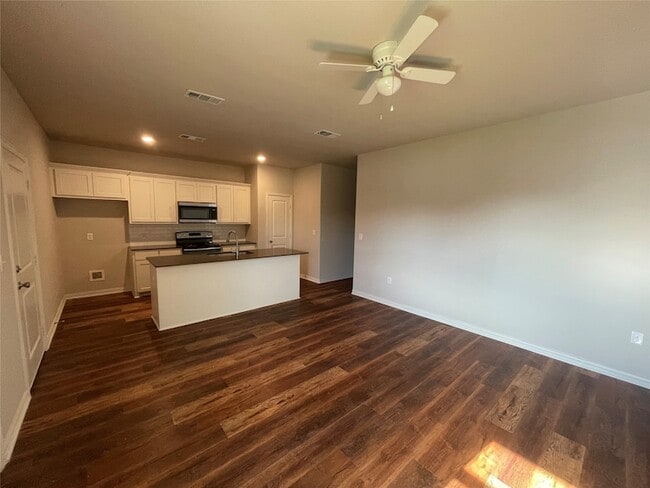 Building Photo - 2813 Peony Dr