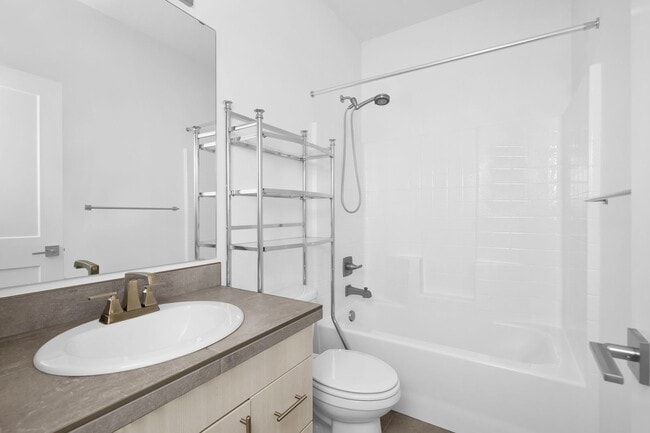 Building Photo - Bellevue spacious townhome living - 2 car garage