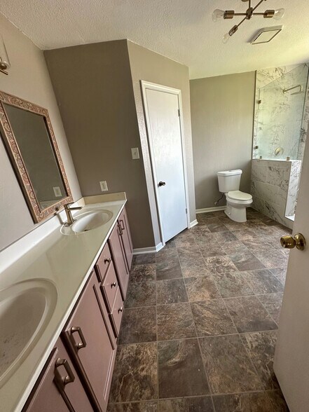 Master Bath - 5401 Crossgate Dr S
