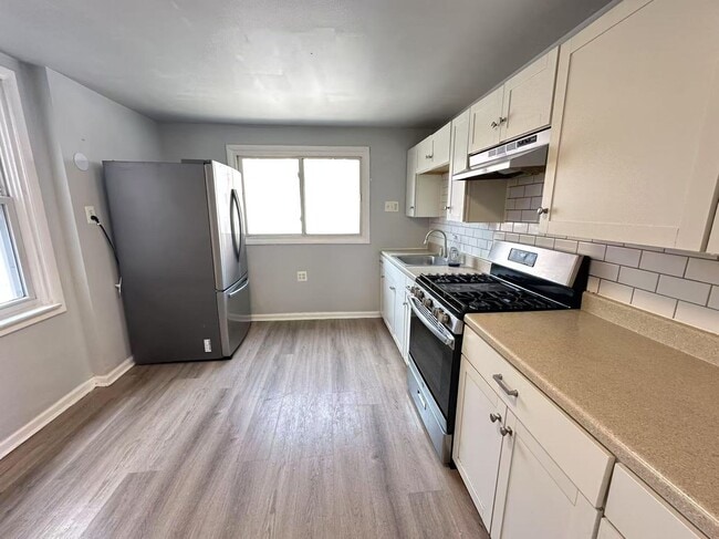 Building Photo - Newly Renovated 3 Bedroom and 1 Bathroom T...