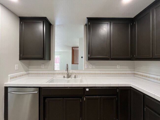Building Photo - Charming 3 bedroom home in Paso Robles