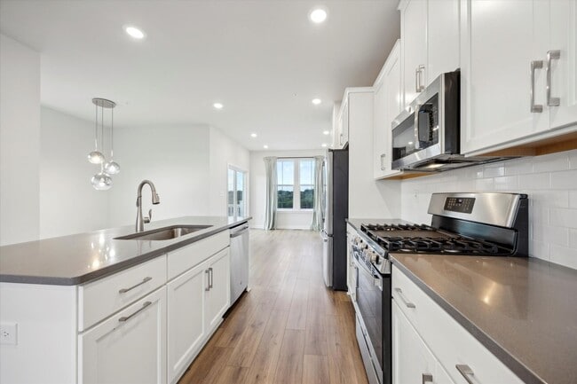 Building Photo - 3 Bedroom End-Unit Townhome in Spring City