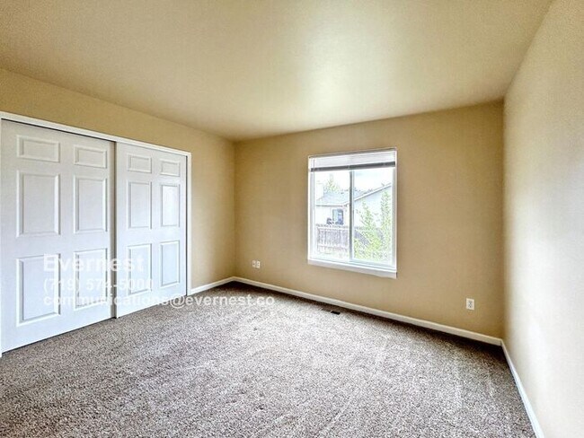 Building Photo - Spacious 4-Bedroom Home with Modern Comfor...
