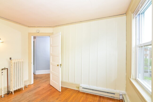 Building Photo - 509 6th St SE