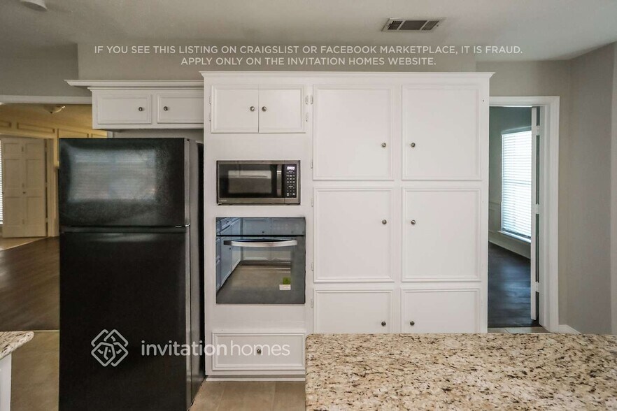 Building Photo - 1706 Surrey Ct