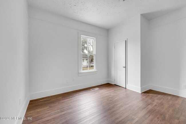 Building Photo - 2106 Moncrief Rd