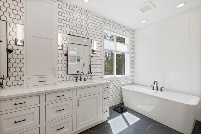 Building Photo - 4bd/4.75ba Bellevue House