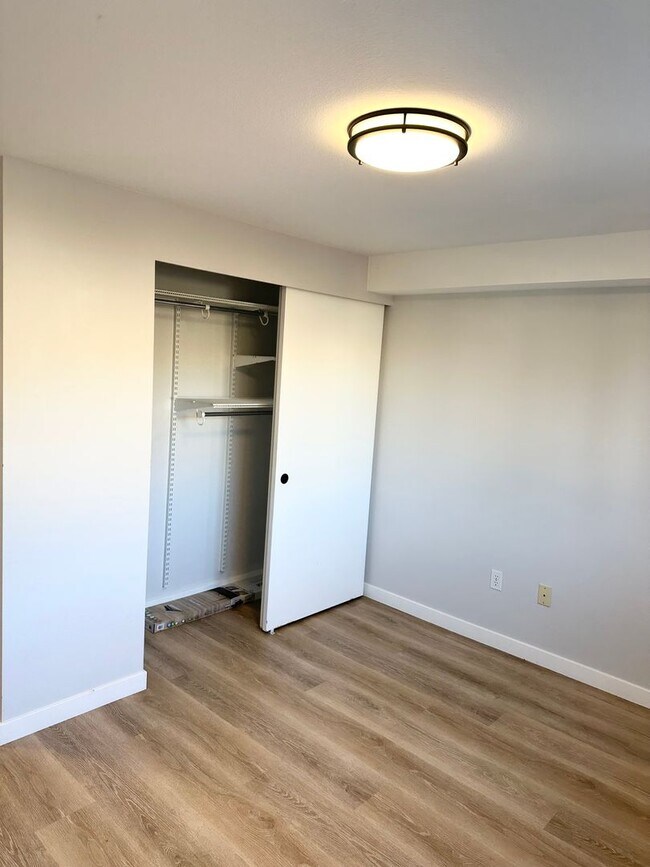 Building Photo - Sunny and Bright 1 bedroom, 1 bathroom Con...