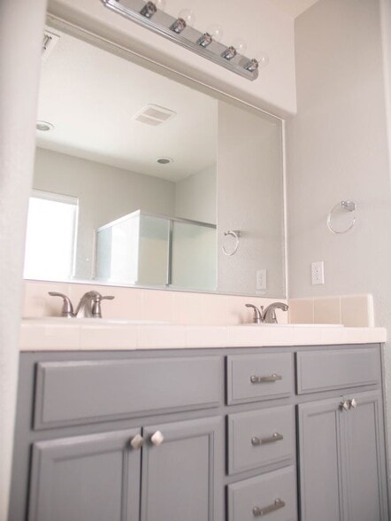 Building Photo - 633 Chandon Dr