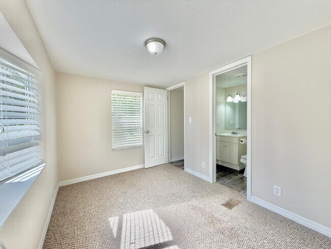 Building Photo - Move-In Ready 2-Bedroom 2 Bath home on One Acre!