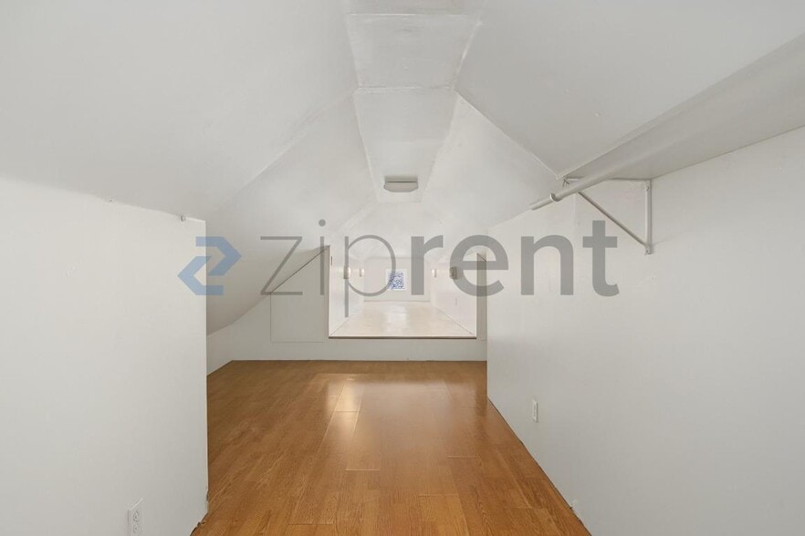 Building Photo - Unit