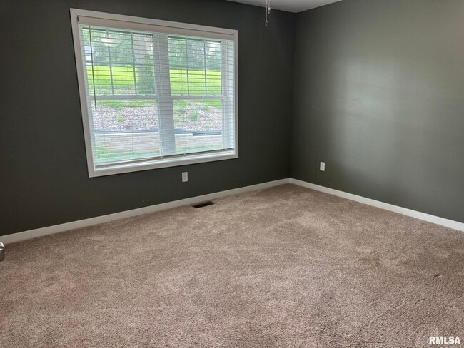 Building Photo - 18 Elmwood Dr