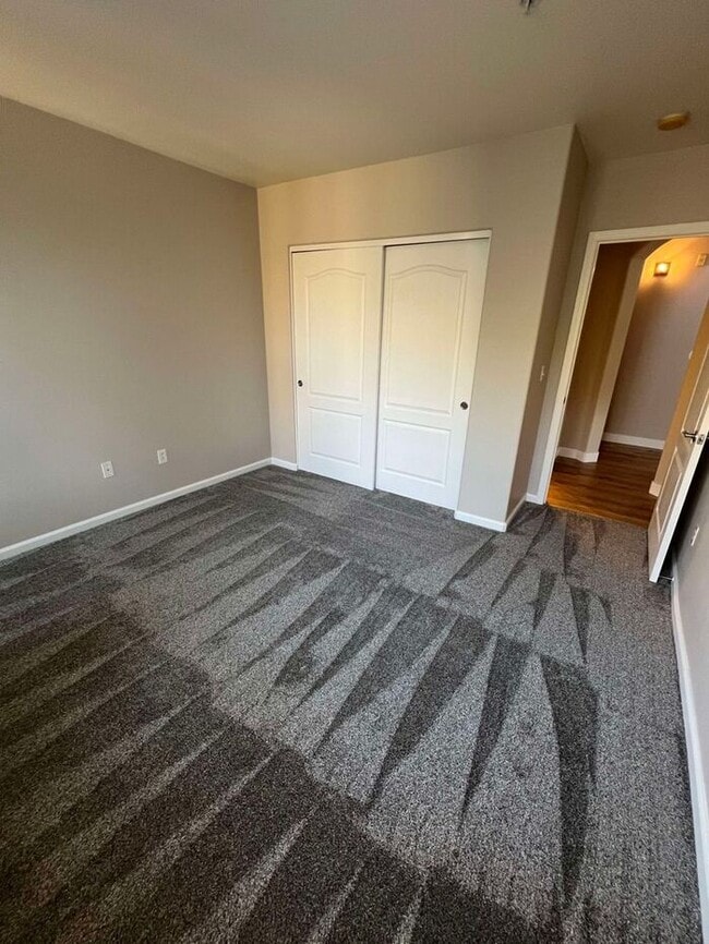 Building Photo - Stunning 2-bedroom PLUS LARGE BONUS ROOM/L...