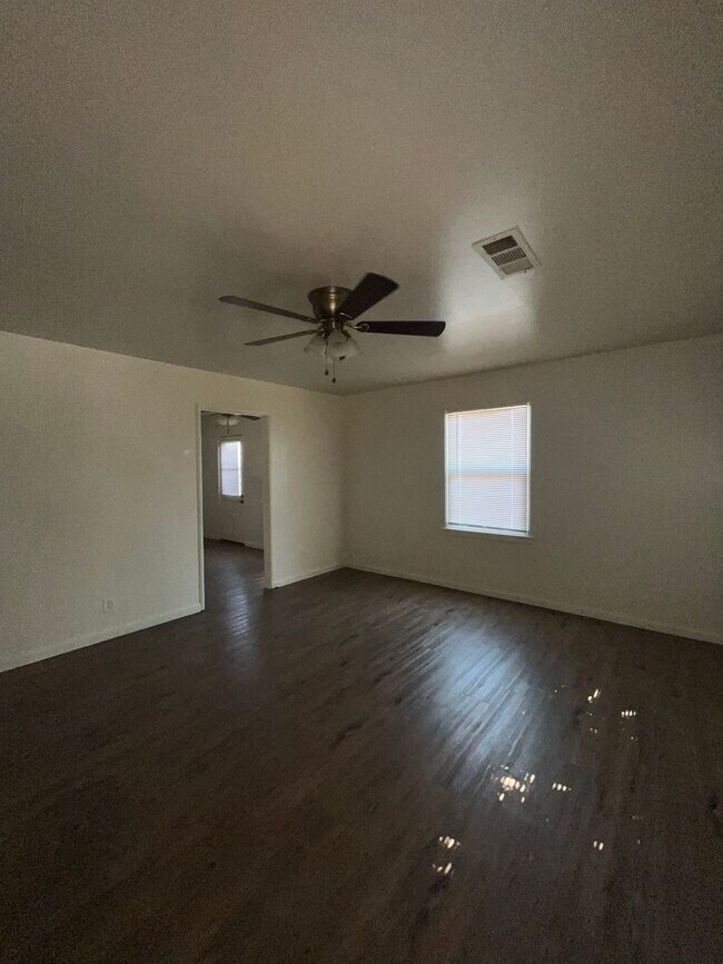 Building Photo - 1504