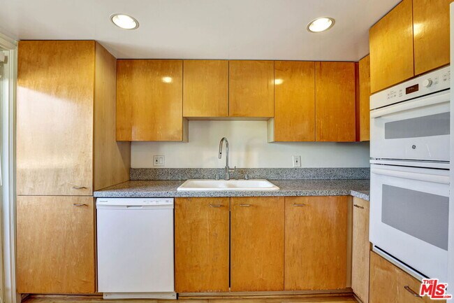 Building Photo - 811 21st St