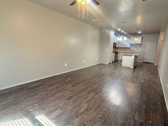 Building Photo - Charming 3 Bedroom Duplex In Surrey Hills