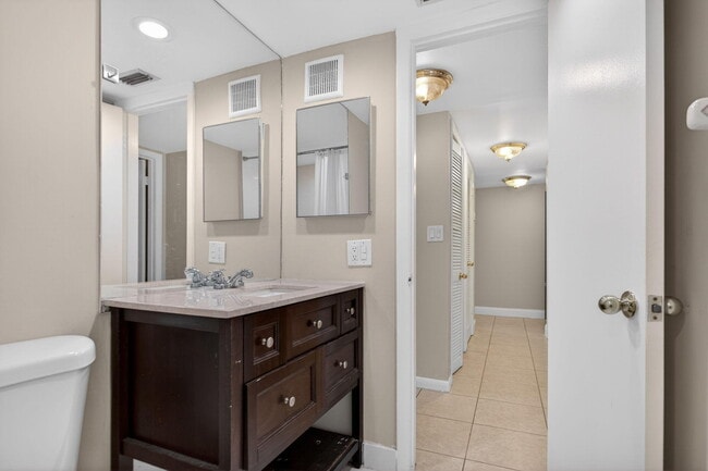 Building Photo - 1780 NE 39th Ct