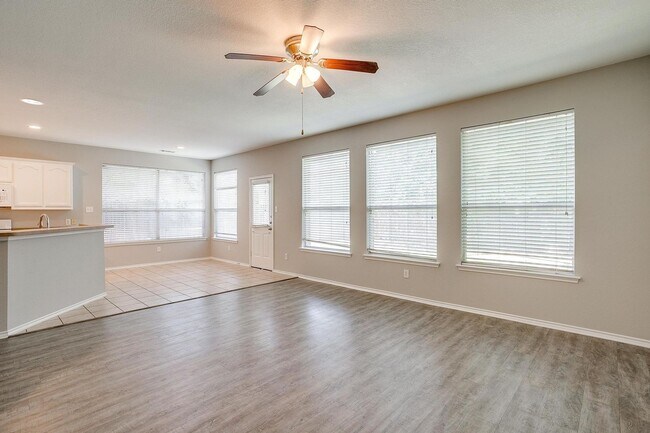 Building Photo - Large 4 Bedroom 3.5 Bathroom- Eagle Mounta...