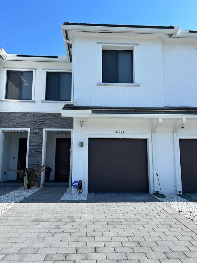 Building Photo - 10933 SW 235th Ln