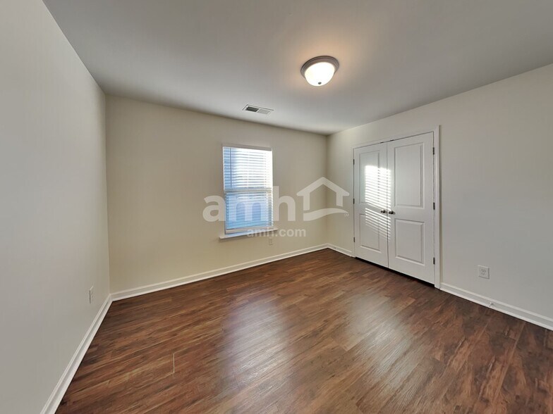 Building Photo - 1522 Balvaird Dr SE