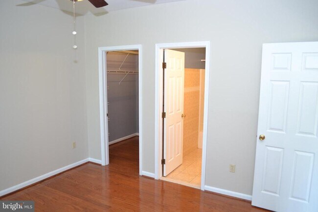 Building Photo - 8202 Blue Heron Dr