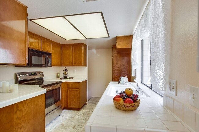 Building Photo - Spacious Townhome in University City for Rent!