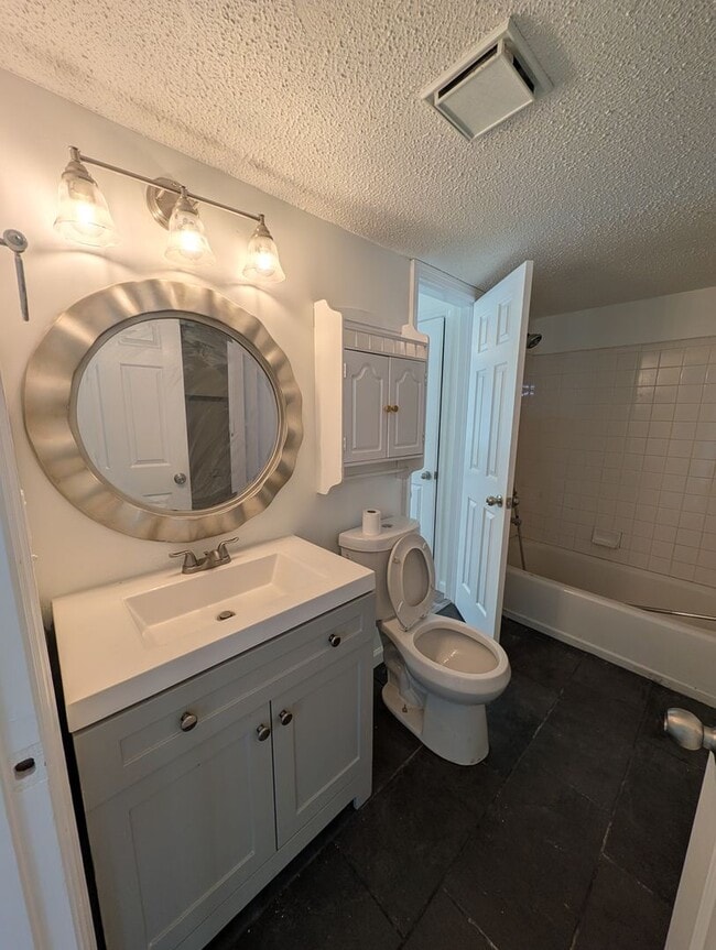Building Photo - Renovated 3BR with Large Fenced Yard and Lots of Light