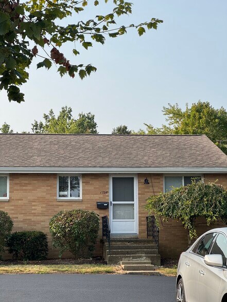 Primary Photo - 1728 Rosemont Rd