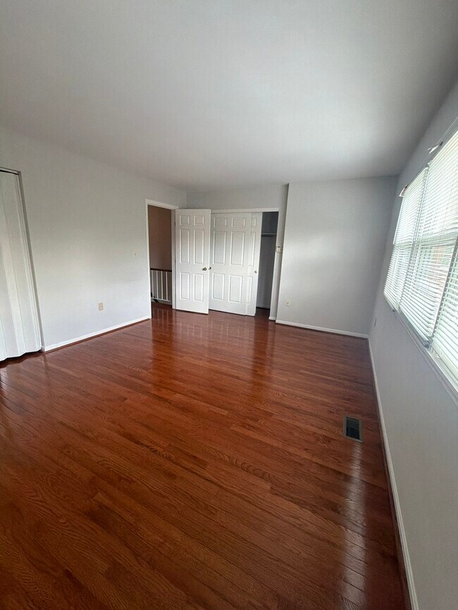 Building Photo - 2 bed 2.5 bath walk out finished basement