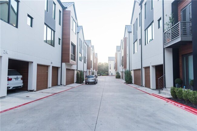 Building Photo - 3100 Menchaca Rd